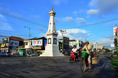 http://www.ilmubahasa.net/2016/07/tugu-yogyakarta.html